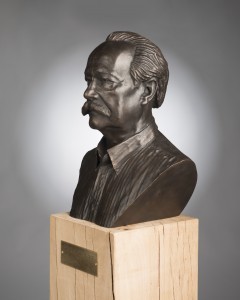 Bronzen portret op eikenhouten sokkel