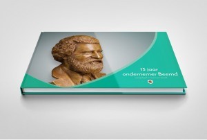 Met je bronzen beeld in de Koninklijke bilbiotheek