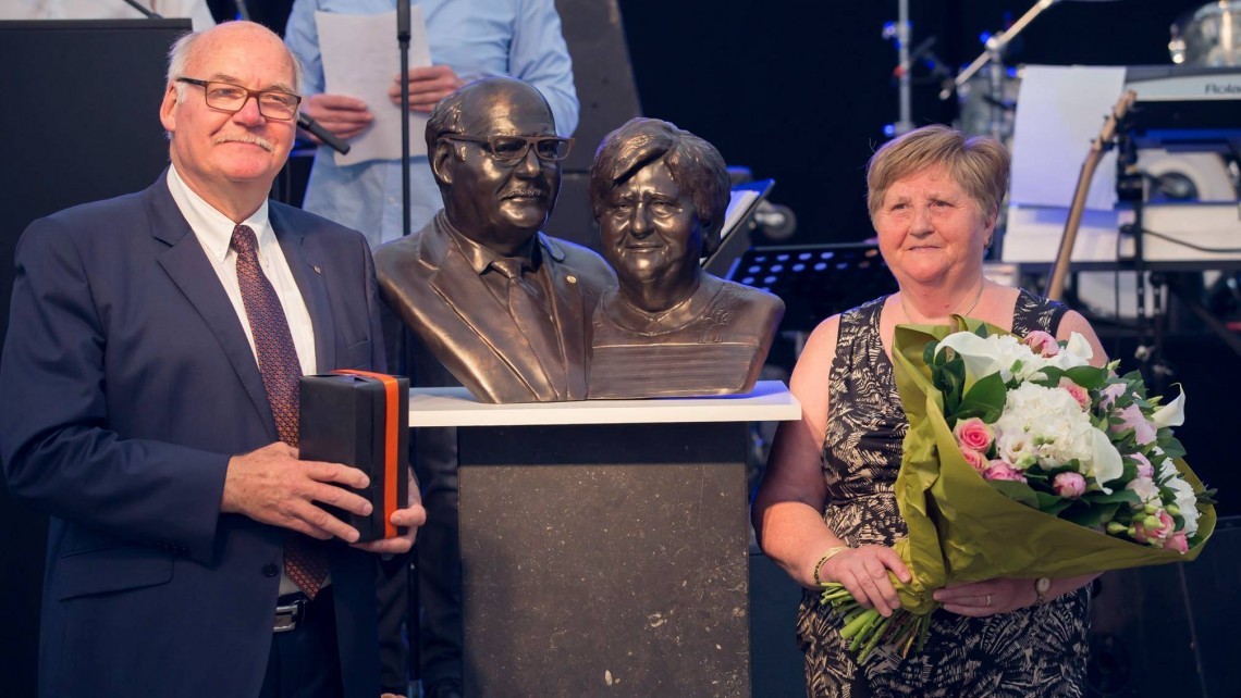 Onthulling tijdens bedrijfsjubileum van bronzen borstbeeld als cadeau. Een duo beeld.