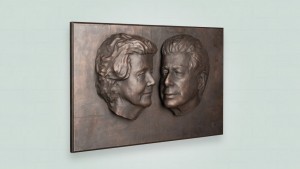 Zij aanzicht bronzen plaquette als origineel huwelijkscadeau