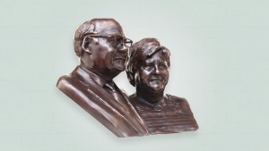 donker bronzen borstbeeld met 2 personen