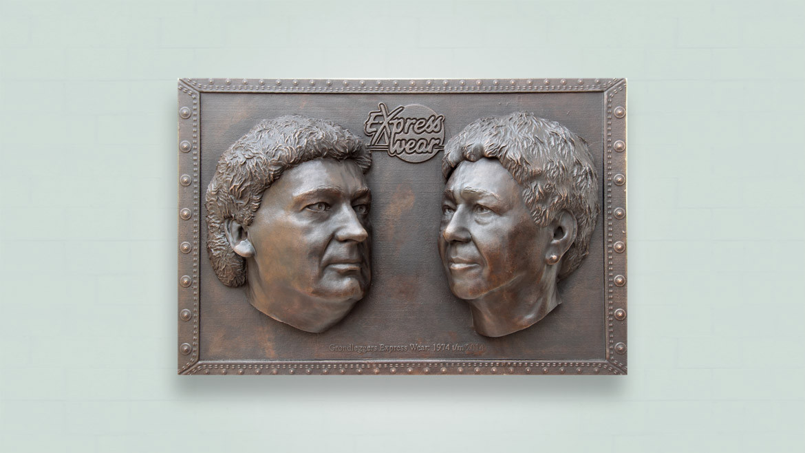 bronzen due plaquette met klassieke bruine patina