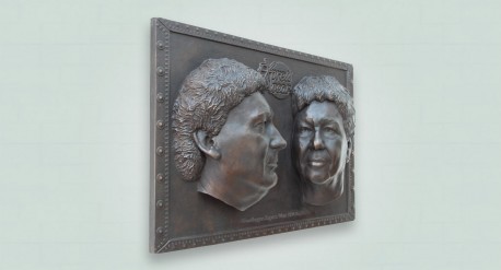 Bronzen plaquette met twee portretten ter ere van bedrijfsovername