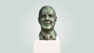 Bronzen borstbeeld groene patina op witte sokkel