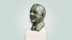 Zij aanzicht van brons borstbeeld in een groene patina.