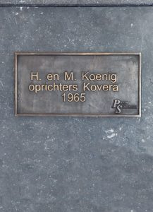 Brons gegoten naamplaatje bij bronzen borstbeeld op sokkel
