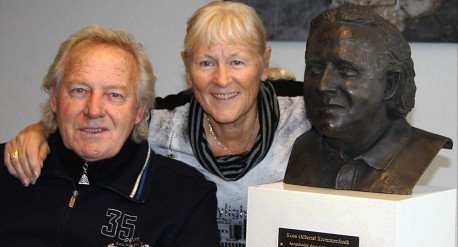 Koos Alberts en vrouw Joke op de foto na onthulling bronzen borstbeeld