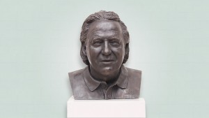 Vooraanzicht Bronzen Borstbeeld Koos Alberts donkere patina