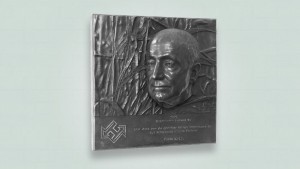Linker zij aanzicht bronzen plaquette