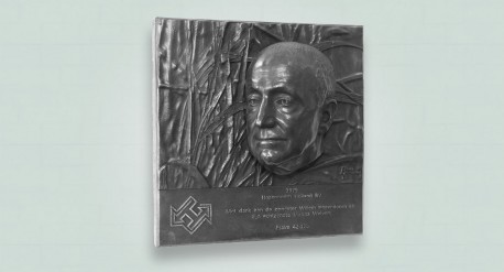 Linker zij aanzicht bronzen plaquette