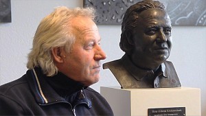 Realistische vergelijking borstbeeld Koos Albers