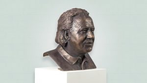 Zij aanzicht bronzen borstbeeld Koos Albers donkere patina