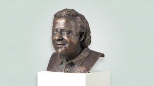 Borstbeeld Brons Koos Albers als eerbetoon voor bijzondere prestaties