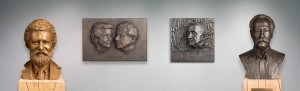 2x bronzen borstbeeld en 2x bronzen plaquette die zijn gegeven als origineel cadeau voor bedrijfsopvolging en familieoverdracht