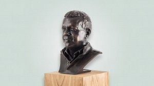 Donkere bronzen borstbeeld eter ere van verjaardag op eikenhouten sokkel