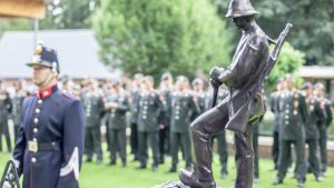 Ceremonie voor het bronzen momument Landhorst, een standbeeld