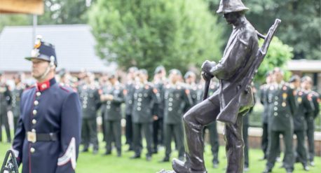 Ceremonie voor het bronzen momument Landhorst, een standbeeld