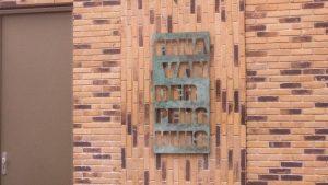 bronzen tekst plaquette waar letters zijn uitgesneden