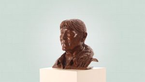 Brons borstbeeld van een vrouw zijaanzicht