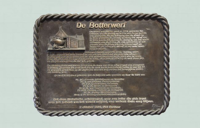 bronzen plaquette en bas relief met beeld element en 3d tekst