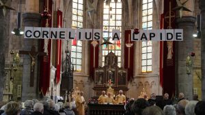 Ceremonie cornelius a lapide, onthulling bronzen bas relief