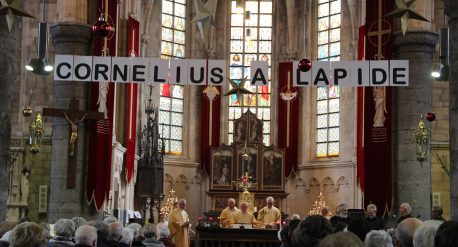 Ceremonie cornelius a lapide, onthulling bronzen bas relief