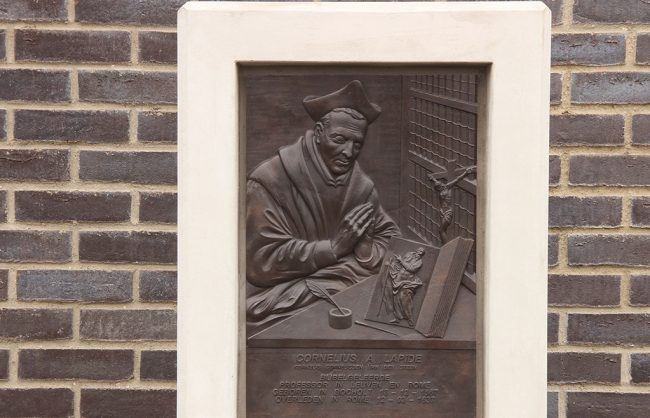 plaatsing van bas relief / plaquette bij kerk van cornelius a lapide, interpretatie van een kunstwerk naar een 3D ontwerp