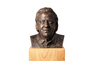Brons borstbeeld op sokkel met zwarte patina