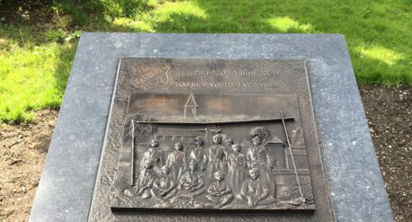 RKSV bronzen plaquette ter ere van 100 jarig bestaan op gazon