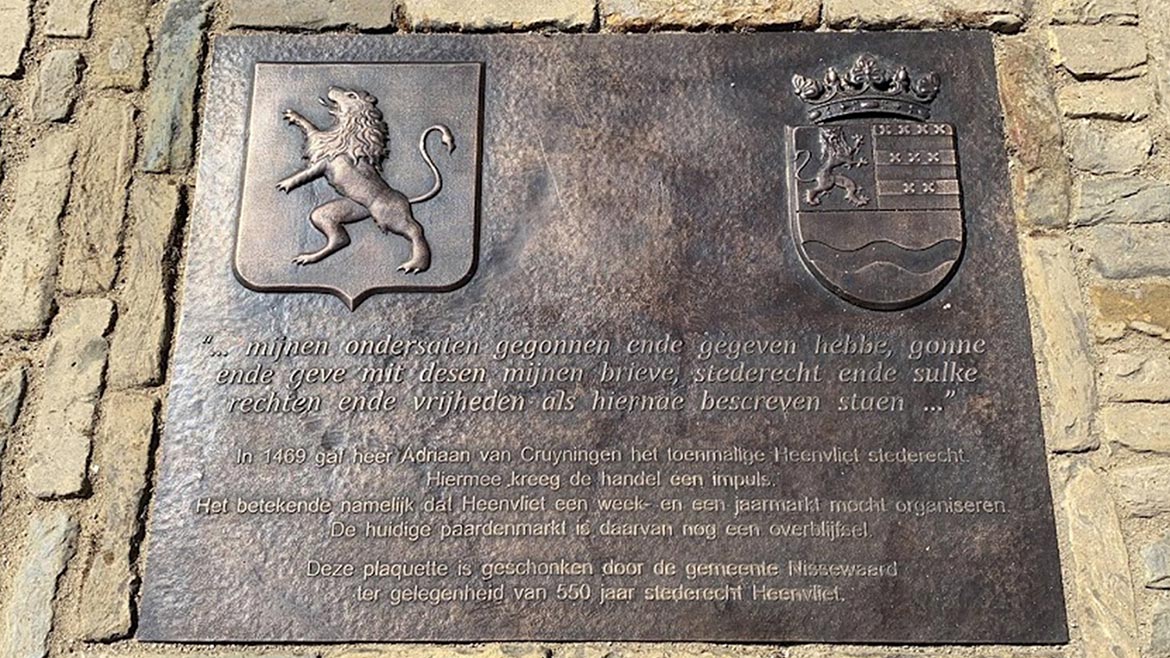 Bronzen plaquette steenlegging in Heenvliet herdenking 550 jaar stadsrechten
